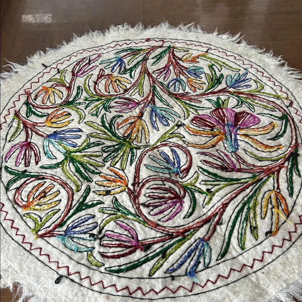 Embroidered wool Round Rug - Picture 5 of 6